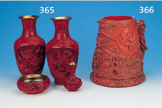 VIER TEILE ROTLACK, CHINA, 20ER JAHRE, VASENPAAR, H. JE CA. 32 CM, KLEINE VASE H. CA.13 CM, ASCHER H. CA. 6 CM, ROTLACK TIEF GE- SCHNITTEN