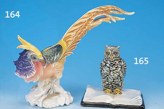 SKULPTUR, KARLSRUHER MAJOLIKA, UM 1910-12, ENTWURF Süß, EULE AUF AUFGESCHLAGENEM BUCH SITZEND, BUNT BEMALT, EIN OHR BEST., H. CA. 12 CM