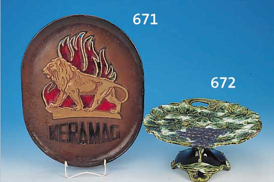 ANBIETPLATTE, R.M. KRAUSE, UM 1900, MAJOLIKA, REICH RELIEFIERT UND BUNT BEMALT, WEINTRAUBENDEKOR, H. CA. 14 CM, D. CA. 32 CM, RAND ...