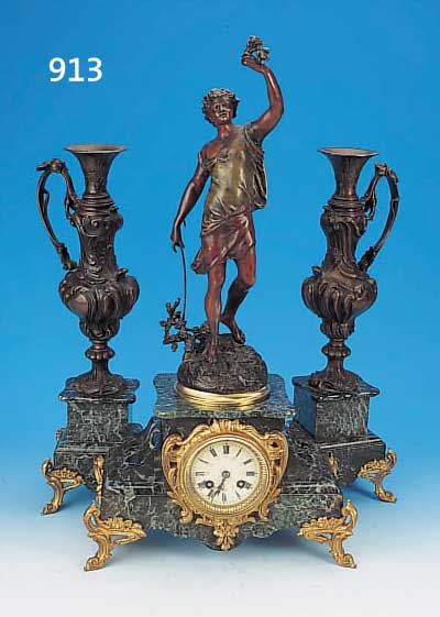KAMINGARNITUREN MIT 2 BEISTELLERN, FRANKREICH,UM 1920, GRüNGEäDERTER GESCHWUNGENER MARMOR-SOCKEL, FIGURENBEKRöNUNG SPRITZGUß, VASENBEI- STELLER, ...