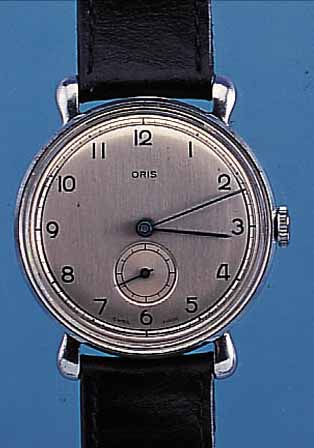 ORIS HERRENARMBANDUHR, SCHWEIZ UM 1947, METALL VERCHR., BODEN U. GLASR. GEDR., TRO- PFENFöRM. BANDANST., BLATT REST., KL. SEK. VERT., ...