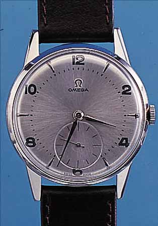 OMEGA HERRENARMBANDUHR, REF.-NR. 2272/1, SCHWEIZ UM 1950, EDELST., BODEN U. GLASR. GE- DR., D. CA. 38 MM, BLATT REST., RUNDANKERW. VERG., ...