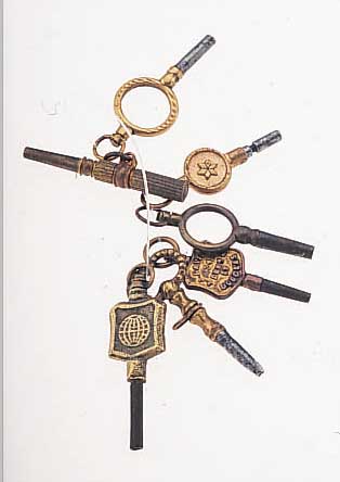 KONVOLUT: 7 TASCHENUHRSCHLüSSEL MIT VER- SCHIEDENEN METALLVIERKANTEN, NUTZSP., FüR DEN CHINESISCHEN/ENGLISCHEN MARKT, GEFERT. IN DER ZEIT ...