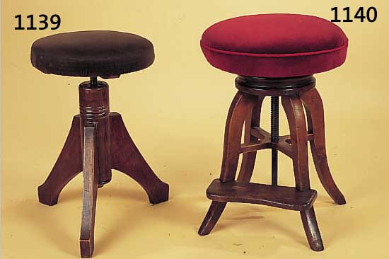 KLAVIERHOCKER, DEUTSCH, UM 1900/10, EICHE, NUßBAUMFARBEND GEFAßT, DREIFüSSIG, MIT-TELSäULE GERILLT, HöHENVERSTELLBAR (METALL- ...