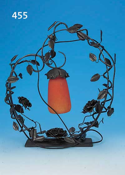 TISCHLAMPE, DAUM NANCY, SIGN., UM 1930, ORANGE-GELBER PATE-DE-VERRE-SCHIRM, SCHMIEDE- EISERNE MONTUR, VOLLPLAST. ROSENDEKOR, ELEK- TRIF., H. ...