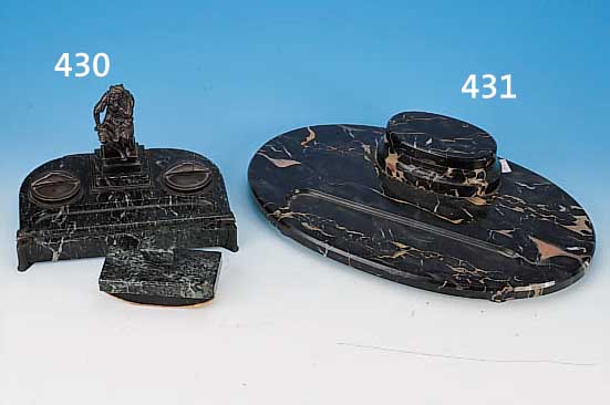 SCHREIBTISCHAUFSATZ, DEUTSCH, UM 1900, SCHWARZER GEäDERTER MARMOR, OVAL CA. 49 X 29 CM