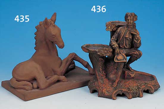 KERAMIKFIGUR, UM 1900, BEZ. U & C (UTRECHT),GUßKERAMIK, PATINIERT, DARST. EINES EDEL- MANNES VOR BAUMSTäMME (ETAGERE), BESTOßEN, H. CA. 27 ...