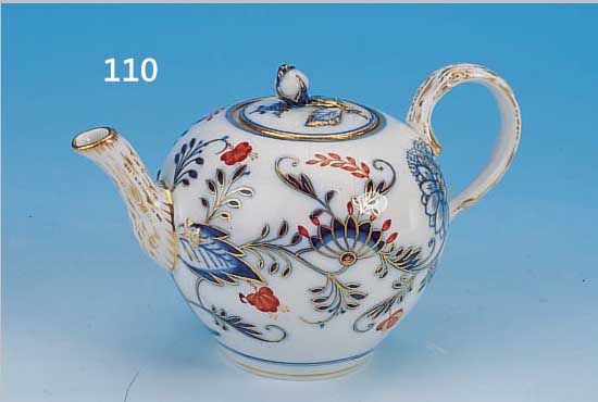 TEEKANNE, MEISSEN, UM 1860-80, PORZELLAN, QUALITäTVOLLE, FEINE BEMALUNG, ZWIEBELMUSTER, ROT- UND GOLDGEHöHT, DECKELBEKRöNUNG IN FORM EINER ...