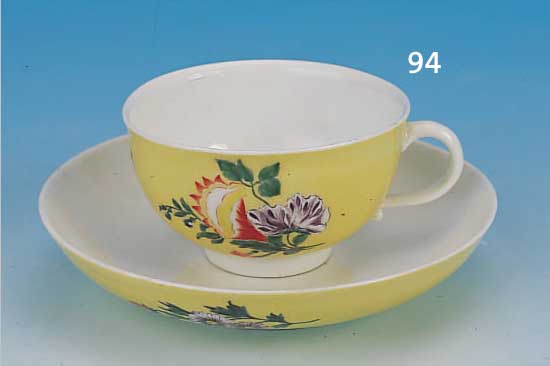 TASSE MIT UNTERTASSE, MEISSEN, UM 1730-35, PORZELLAN, ZITRONENGELBER FOND, SCHöNE BUNTE BEMALUNG AUßEN, UNGEWöHNLICHE BOUQUETS U. ...