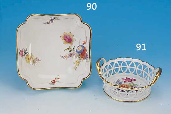 VIERECKIGE SCHALE, MEISSEN, UM 1860-80, PORZELLAN, KOLBALTBLAUER RAND, INNEN BUNTE BEMALUNG VON BLUMENBOUQUETS, GOLDSTAFFAGE, GEWELLTER ...