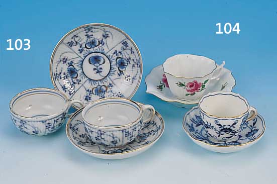 PAAR MOKKATASSEN MIT UNTERTASSEN, RAUENSTEIN, 19. JH., PORZELLAN, ZWIEBELMUSTER, GOLDSTAF-FAGE, DIESE BER., TASSENH. 4 CM