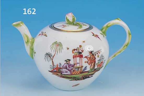 TEEKANNE, MEISSEN, ANFANG 20. JH., PORZEL- LAN, QUALITäTVOLLE HEROLDT-MALEREI, FEINE BUNTE CHINOISERIE-SZENEN, UMLAUFENDER DEKOR VON ...