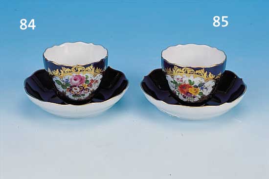 MOKKATASSE MIT UNTERTASSE, MEISSEN, 20. JH., PORZELLAN, KOBALTBLAUER FOND, IN KARTUSCHE FEINE BUNTE BEMALUNG, SCHöNES BLUMENBOUQUET, ...