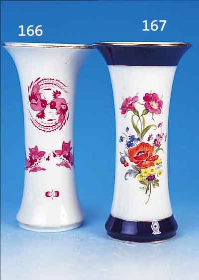 VASE, MEISSEN, 20. JH., PORZELLAN, PURPUR- ROTER DRACHE, FEINE BEMALUNG, GOLDRAND (BER.),H. 24 CM