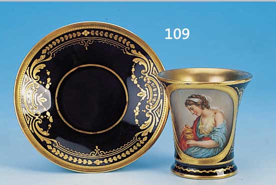 TASSE MIT UNTERTASSE, DRESDEN, UM 1880-1900, PORZELLAN, KOBALTBLAUER FOND, SEHR FEINE BUNTE BEMALUNG, KARTUSCHE MIT QUALITäTVOLLER DARST. ...