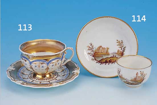 TASSE MIT UNTERTASSE, FULDA, UM 1765-68, PORZELLAN, FEINE BUNTE BEMALUNG, LANDSCHAFTS- DARSTELLUNGEN, GEBäUDE AN FLUßLANDSCHAFT MIT ...