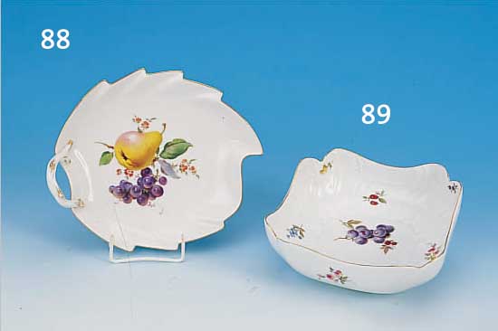 BLATTSCHALE, MEISSEN, UM 1930, PORZELLAN, FEINE BUNTE BEMALUNG, BIRNE MIT BLAUER TRAU- BE UND BLüMCHEN, GOLDSTAFFAGE, QUALITäTV., L. 22,5 CM