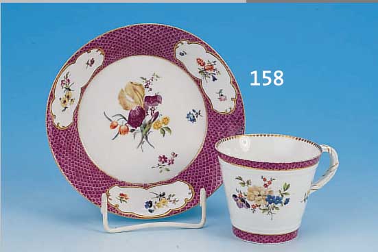TASSE MIT UNTERTASSE, MEISSEN, UM 1740, PORZELLAN, FEINE BUNTE BEMALUNG, PURPURFARB. SCHUPPENDEKOR, UNTERTASSE MIT BLUMENBOUQUET U. DREI ...