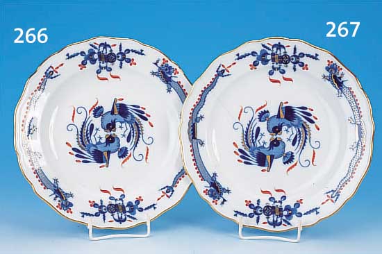 ZIERTELLER, MEISSEN, UM 1860/80, PORZELLAN, SCHöNE BUNTE BEMALUNG, BLAUER DRACHENDEKOR, ROT- U. GOLDGEHöHT, D. 25,5 CM