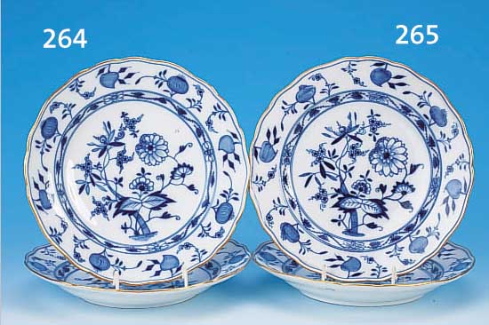 ZWEI TELLER, MEISSEN, UM 1860, PORZELLAN, ZWIEBELMUSTER, QUALITäTVOLLE BEMALUNG, GOLD- RAND, D. 24,5 CM