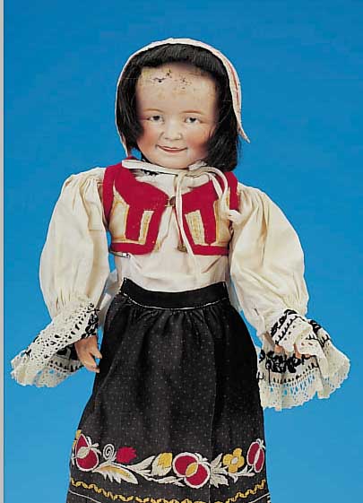 PORZELLANKOPFPUPPE, MARKE BP, UM 1912/14, PORZELLAN UND MASSEGKöRPER, H. 43 CM, GEMALTE AUGEN, OFFENER MUND, BRAUNE ECHTHAAR- PERüCKE, ...