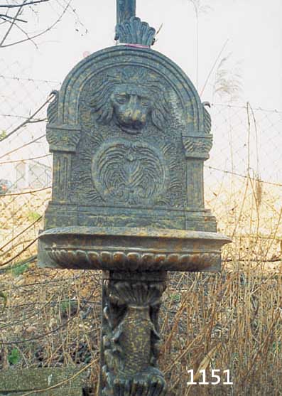 BRUNNEN, 20. JH., MARMOR GEHAUEN, REICH VERZIERT, L. VERWITTERUNGS- SPUREN, L. BEST., 195 X 86 X 64 CM