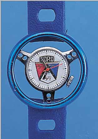 FORD ARMBANDUHR IN FORM EINES RALLEYLENKRADES, METALL VERCHR., AUF ZIFFERBL. LOGO GLEICH- NAMIGER AUTOFIRMA, KUNSTSTOFFBAND, STIFTEN- ANKERW., ...