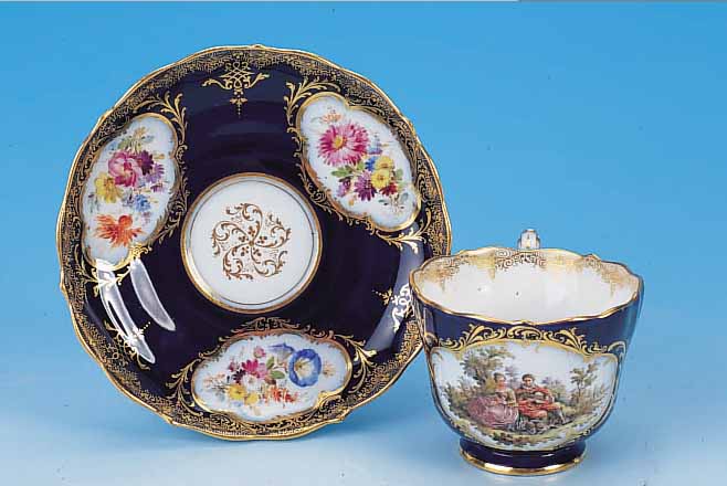 TASSE MIT UNTERTASSE, MEISSEN, UM 1860-80, PORZELLAN, KOBALTBLAUER FOND, SEHR FEINE BUNTEBEMALUNG, EINE KARTUSCHE MIT KAVALIER UND DAME IN ...