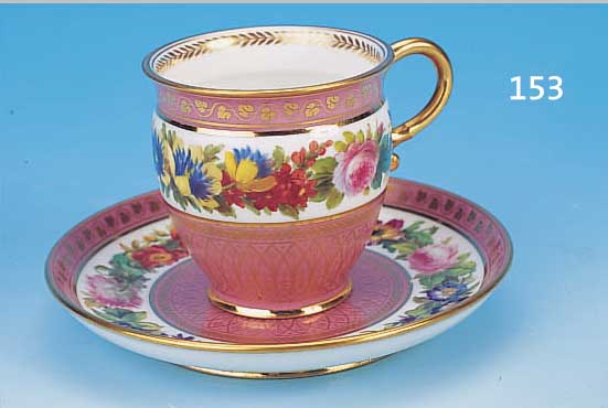 TASSE MIT UNTERTASSE, SEVRES, UM 1851, PORZELLAN, FEINE BUNTE BEMALUNG, ROSéFARBENER FOND, QUALITäTVOLLE UMLAUFENDE BLUMENGIRLAN- DEN, ...