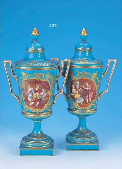 PAAR DECKELVASEN, SEVRES, UM 1760, PORZEL- LAN, TüRKISFARBENER FOND, FEINE BUNTE BEMA- LUNG VON HOHER QUALITäT, MIT JE ZWEI GROßEN ...