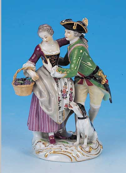 SKULPTUR, MEISSEN, UM 1880, PORZELLAN, LIE- BESPäRCHEN MIT HUND, BUNT BEMALT, GOLDSTAF- FAGE, H. 15 CM, L. REST.