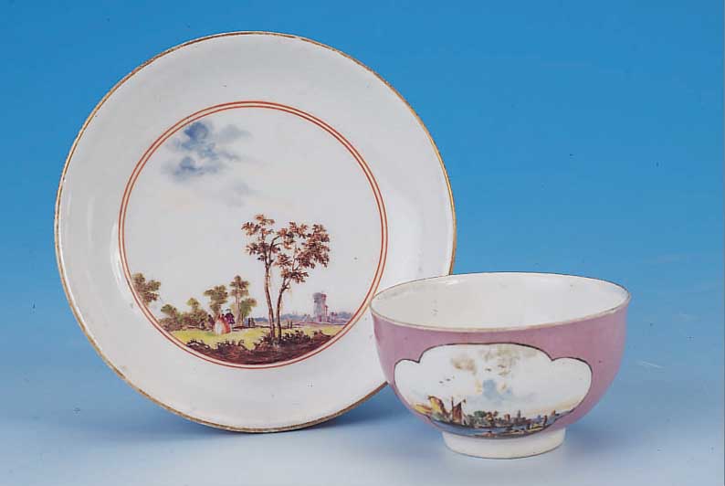 KOPPCHEN MIT UNTERTASSE, MEISSEN, UM 1730-40, PORZELLAN, MAUVEFARBENER FOND, INNEN UND AUßEN BUNT BEMALT, AUßEN ZWEI KARTUSCHEN VON ...