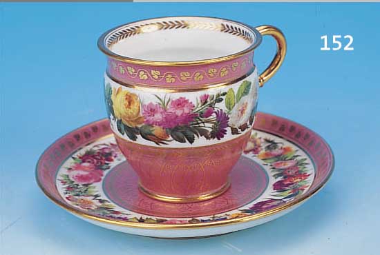 TASSE MIT UNTERTASSE, SEVRES, UM 1851, PORZELLAN, FEINE BUNTE BEMALUNG, ROSéFARBENER FOND, QUALITäTVOLLE UMLAUFENDE BLUMENGIRLAN- DEN, ...