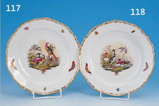 ZIERTELLER, MEISSEN, UM 1860, PORZELLAN, FEINE BUNTE BEMALUNG, MITTIG DARSTELLUNG VON DREI EXOTISCHEN VöGELN IN LANDSCHAFT, AM RAND INSEKTEN, ...