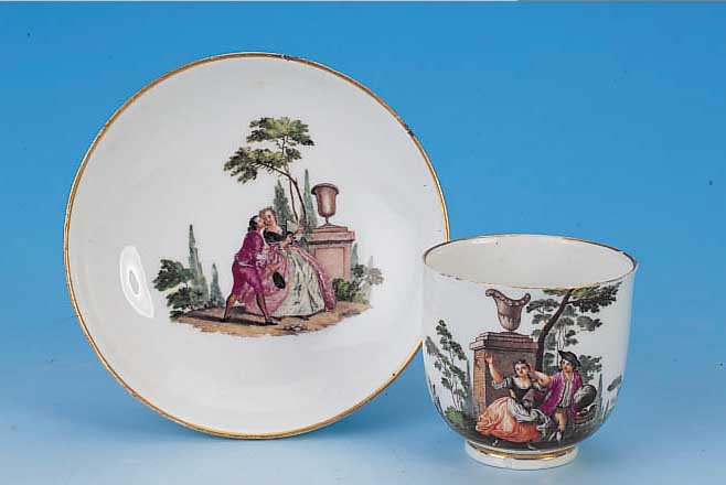 TASSE MIT UNTERTASSE, MEISSEN, UM 1740, PORZELLAN, FEINE BUNTE BEMALUNG VON JE EINER GALANTEN SZENE IN PARKLANDSCHAFT, SEHR SCHöNE QUALITäT, ...