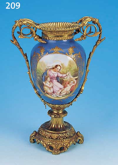 HENKELVASE, SEVRES, UM 1780, PORZELLAN, BLAUER FOND, FEINE BUNTE MALEREI IN ZWEI GROS-SEN KARTUSCHEN: MARIA MIT JESUSKIND UND JO- HANNES DEM ...
