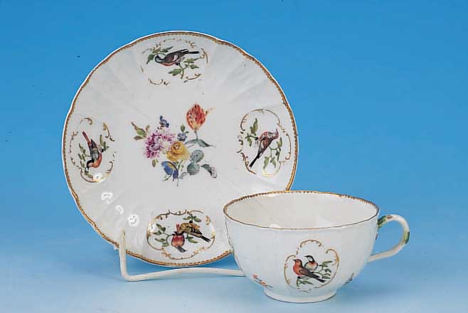 TASSE MIT UNTERTASSE, MEISSEN, UM 1730-40, PORZELLAN, FEINE BUNTE BEMALUNG, QUALITäTVOLLEVOGELDARST. IN JEWEILS VIER KARTUSCHEN, IM ...