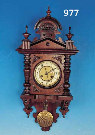 WANDUHR DEUTSCH UM 1910, SOG. FREISCHWINGER,VERZIERTES HOLZGEHäUßE, ORIGINAL AUFSATZ, DREISEITIG VERGLAST, ZWEIGETEILTES PAPIERZIF- FERBLATT, ...