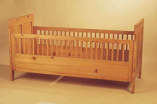 KINDERBETT, DEUTSCH, UM 1900-10, WEICHHOLZ, CA, 80 X 157 X 68 CM, RESTAURIERT, DENNOCH SICHTBARE ALTERSSPUREN