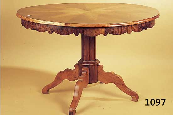 RUNDER TISCH, DEUTSCH, UM 1860, NUßBAUMFURNIER MIT STERNINTARSIE AUF DER PLATTE, GESCHNITZTER FUß, H. CA. 80 CM, D. CA.120 CM, ...