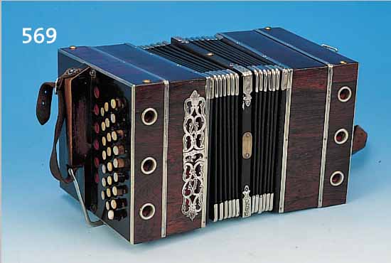 KLEINE KONZERTINA, DEUTSCH, UM 1910, GEHäUSE PALISANDERFURNIER MIT VERSILBERTEN ZISELIERTEN METALLBESCHLäGEN, IM ORIG. KOFFER