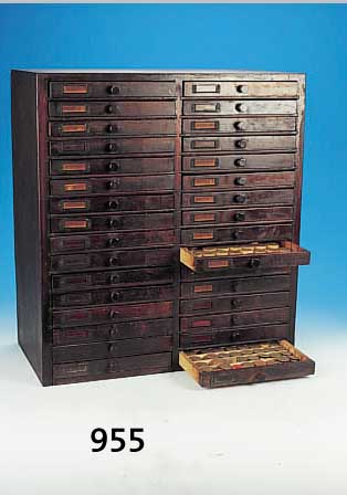 FURNITURENSCHRANK FüR UHRMACHER, DEUTSCH UM 1890/1910, HOLZ MIT 32 SCHüBEN, MIT EINTEIL-UNGEN, Z.T. GEFüLTT MIT AUFZUGSRäDERN, KUP- ...