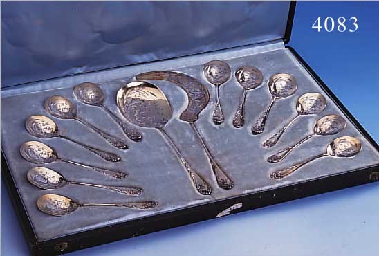 EISBESTECK FüR 12 PERSONEN, FRANKREICH UM 1890/1900, 950ER SILBER TEILVERGOLDET, MEISTER-MARKE IN RAUTE A. DEBAIN, FLORALER DEKOR, LAFFEN ...