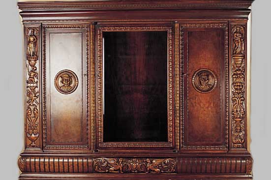 GROßER BüCHERSCHRANK, HISTORISMUS, 30ER J., NUßBAUM, Z.T. MASSIV, MITTELTEIL VERGLAST, ALTERS- UND GEBRAUCHSSCHäDEN, OHNE ...