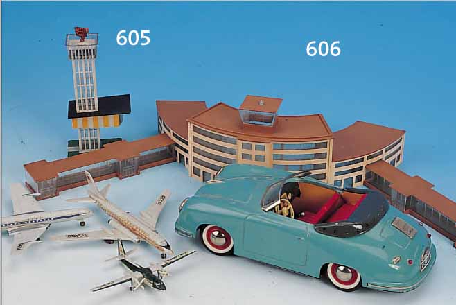FLUGPLATZMODELL, DEUTSCH, SIKU, UM 1958-60, BESTEHEND AUS ZWEI DOPPELPLäNEN, PAPIER AN DEN RäNDERN BESCH., ZAHLREICHE FLUGZEUG- MODELLE, ...