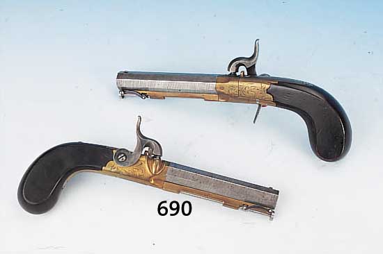 PAAR DUELLPISTOLEN, ENGLAND, UM 1830-40, HOLZGRIFF MIT GRAVIERTEN MESSINGMONTUREN, STAHLLäUFE DAMASZIERT, L. CA. 24 CM, ALTERS- BEDINGTE ...