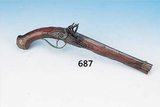 STEINSCHLOßPISTOLE, WOHL FRANKREICH, UM 1765- 70, NUßBAUMSCHAFT MIT GEPRäGTEM MESSINGENDE,SCHLOß UND LAUF EISEN SCHLOß REICH GRAVIERT, L. CA. ...