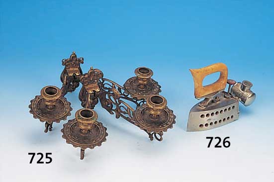 KLEINES BüGELEISEN, DEUTSCH, MARKE OMEGA, UM 1905-10, METALL VERNICKELT, HOLZGRIFF, L. CA. 18 CM, FUNKTION NICHT GEPRüFT
