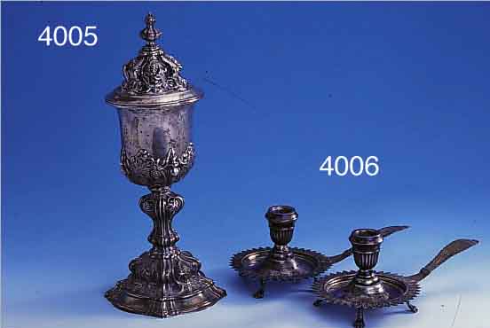 PAAR KERZENHALTER, ÄGYPTEN, 20ER JAHRE, SILBER, CA. 320 G, REICH VERZIERT MIT BLäT- TERN, AUF 4 KLAUENFüßEN, MIT GRIFFEN, L. CA. 22.5 CM