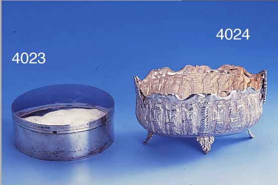 ANBIETSCHALE, PERSIEN UM 1930, SILBER GE- PRüFT, REINE TREIBARBEIT, HANDARBEIT, RUNDUM DARST. DER UNSTERBLICHEN (PERSEPOLIS), AUF 4 VERZIERTEN ...